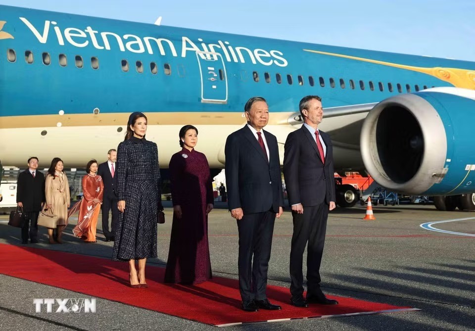 Nhà vua Đan Mạch chào đón Tổng Bí thư, Chủ tịch nước Tô Lâm tại sân bay
