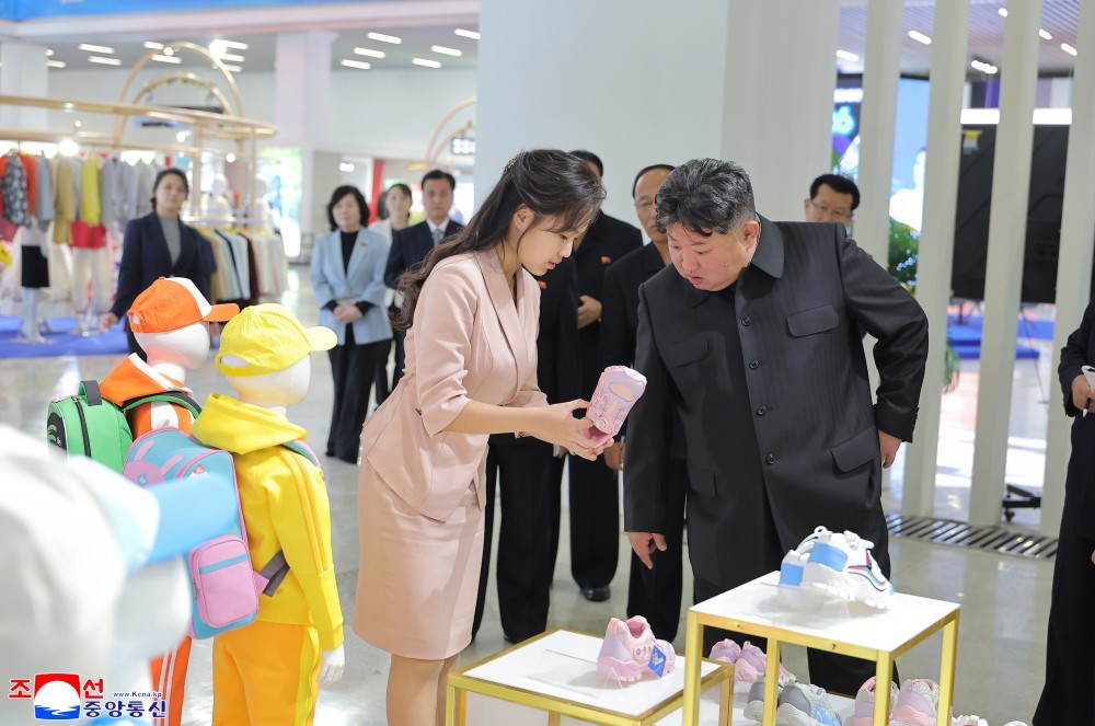 Ông Kim Jong Un và con gái Kim Ju Ae tham quan Triển lãm May mặc và Giày dép Toàn quốc năm 2026. Ảnh: KCNA