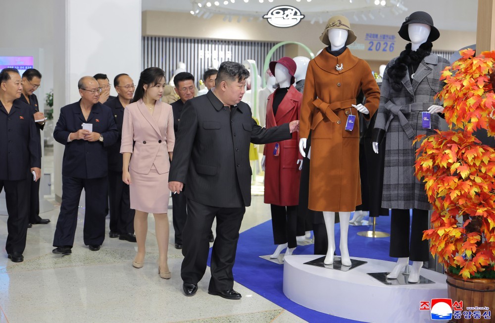 Ông Kim Jong Un xem xét xác sản phẩm tại triển lãm. Ảnh: KCNA
