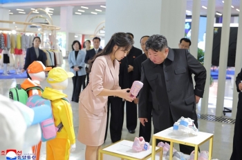 Ông Kim Jong Un cùng con gái tham quan triển lãm may mặc và giày dép