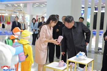 Ông Kim Jong Un cùng con gái tham quan triển lãm may mặc và giày dép