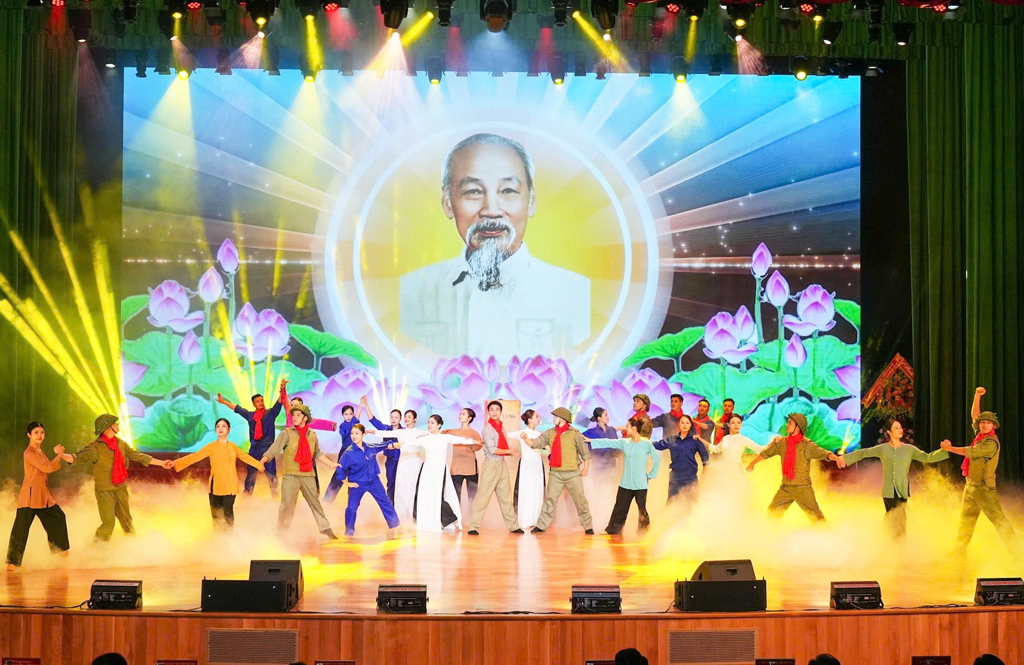 Nhà hát Nghệ thuật Đương đại Hải Phòng thực hiện chương trình nghệ thuật chào mừng lễ kỷ niệm.