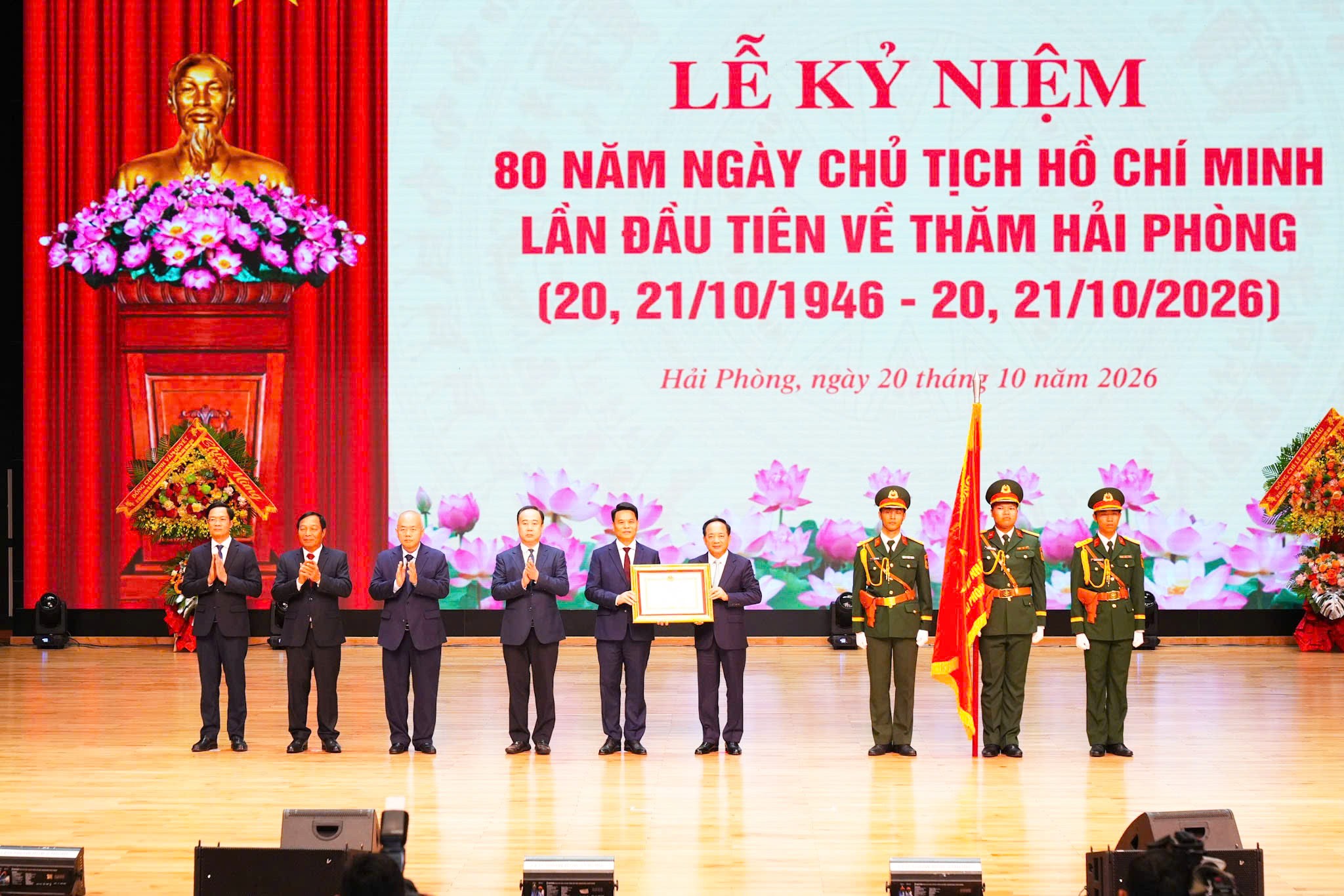 Đảng bộ, chính quyền và Nhân dân thành phố Hải Phòng đón nhận Huân chương Lao động hạng Nhất.