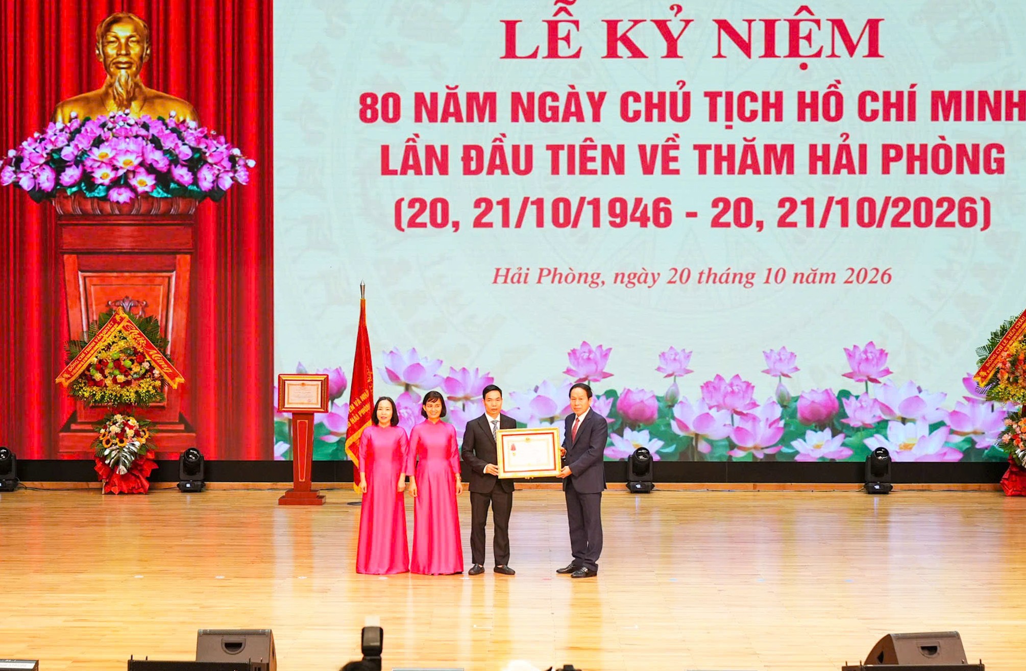 Ông Lê Tiến Châu, Ủy viên Trung ương Đảng, Phó Thủ tướng Chính phủ trao Huân chương Lao động hạng Ba cho Đảng bộ Trường THCS Hồng Bàng (phường Hồng Bàng). Ảnh: CTTĐT thành phố Hải Phòng.