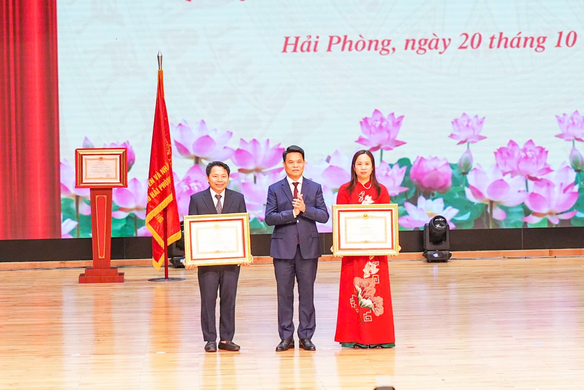 Ông Lê Tiến Châu, Ủy viên Trung ương Đảng, Phó Thủ tướng Chính phủ trao Huân chương Lao động hạng Ba cho Đảng bộ Trường THCS Hồng Bàng (phường Hồng Bàng). Ảnh: CTTĐT thành phố Hải Phòng.