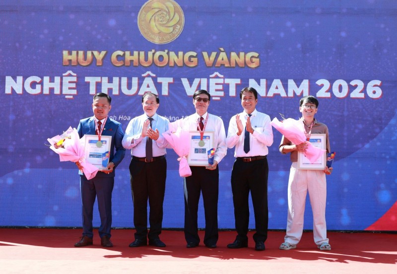 Thứ trưởng Bộ VHTTDL Tạ Quang Đông và Phó Chủ tịch UBND tỉnh Khánh Hòa Nguyễn Long Biên trao giải thưởng cho 03 tác phẩm xuất sắc đạt Huy chương Vàng. 