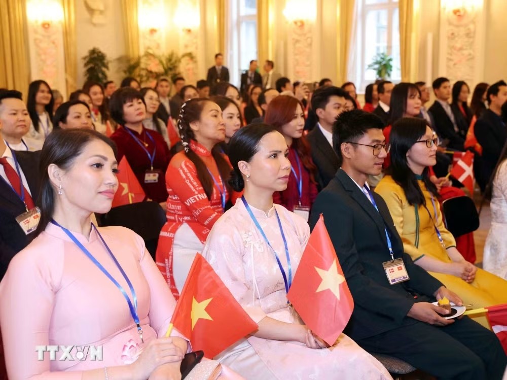 Cán bộ, nhân viên Đại sứ quán Việt Nam tại Đan Mạch và cộng đồng người Việt Nam tại Đan Mạch, Iceland và Nam Thuỵ Điển dự buổi gặp. Ảnh: TTXVN.