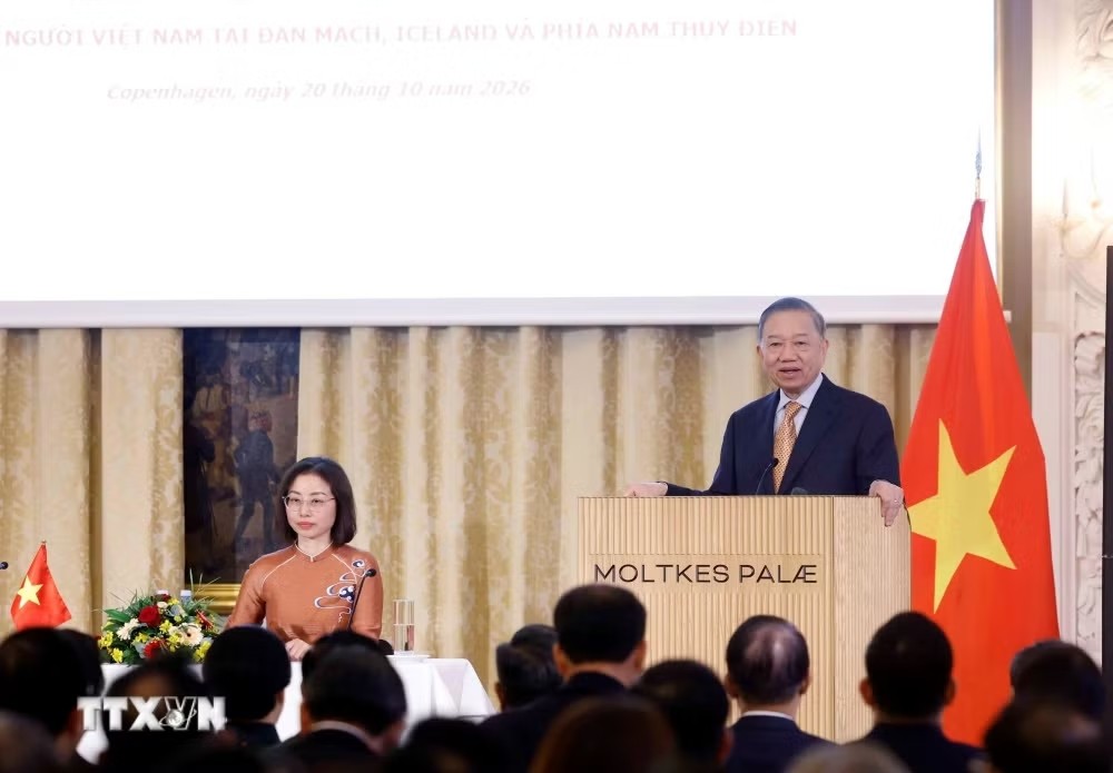 Tổng Bí thư, Chủ tịch nước Tô Lâm nói chuyện thân mật với cán bộ, nhân viên Đại sứ quán Việt Nam tại Đan Mạch và cộng đồng người Việt Nam tại Đan Mạch, Iceland và Nam Thuỵ Điển. Ảnh: TTXVN.