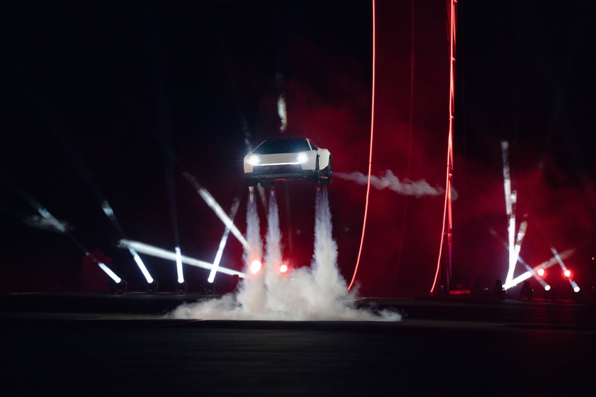Xe điện Roadster thế hệ hai của Tesla được trang bị công nghệ động cơ đẩy của tên lửa SpaceX. Ảnh: Tesla