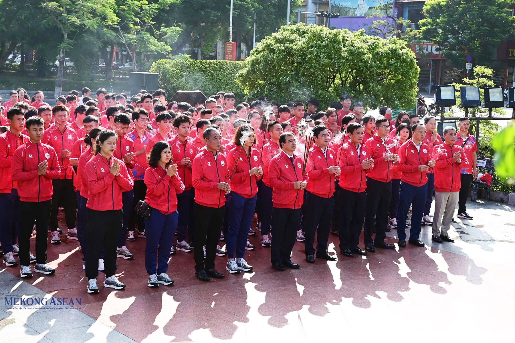 Các đại biểu thực hiện nghi thức dâng hương tưởng niệm tại Tượng đài Nữ tướng Lê Chân. Ảnh: Trần Thanh.