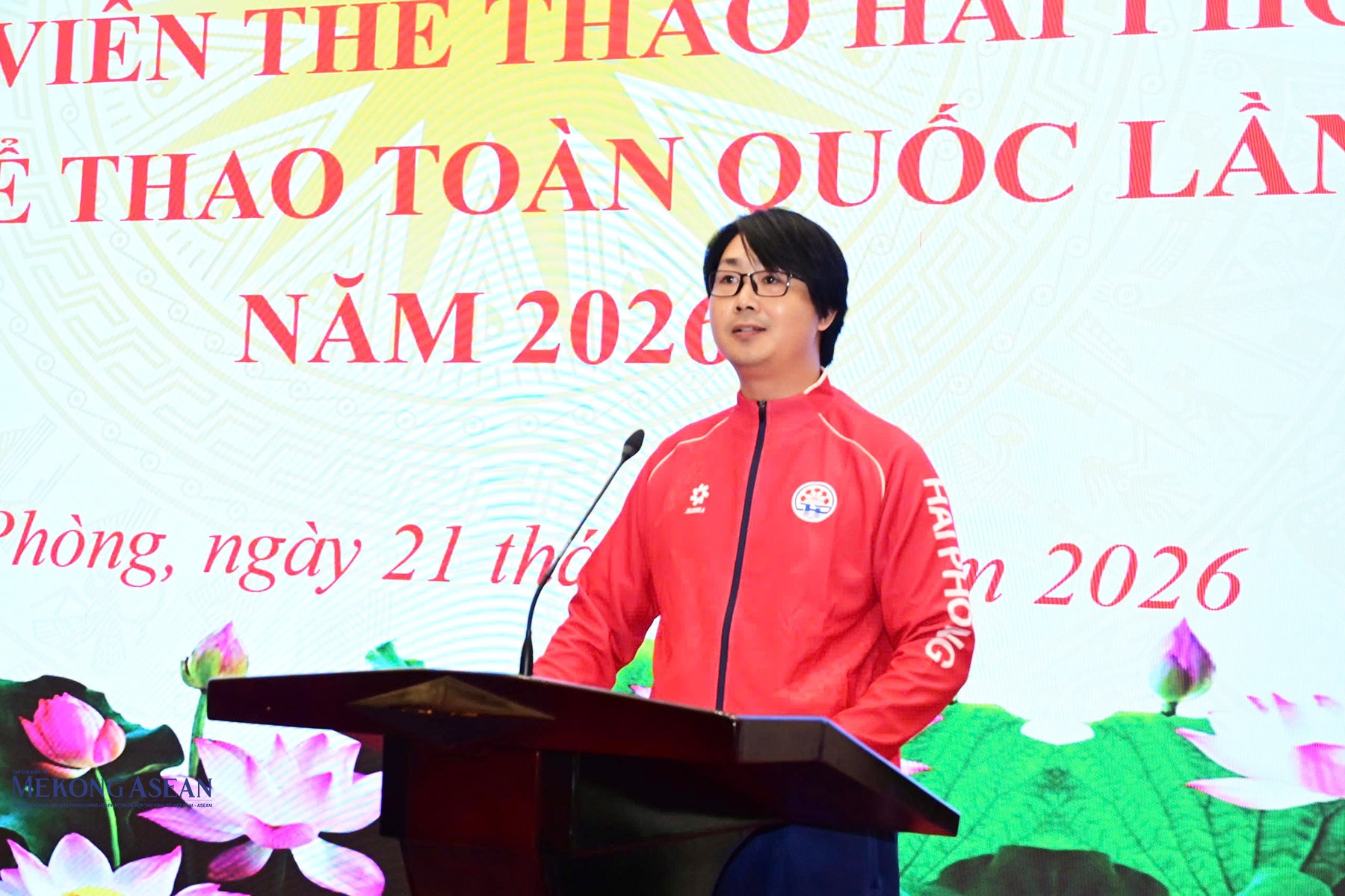 Đại diện huấn luyện viên phát biểu quyết tâm. Ảnh: Trần Thanh.