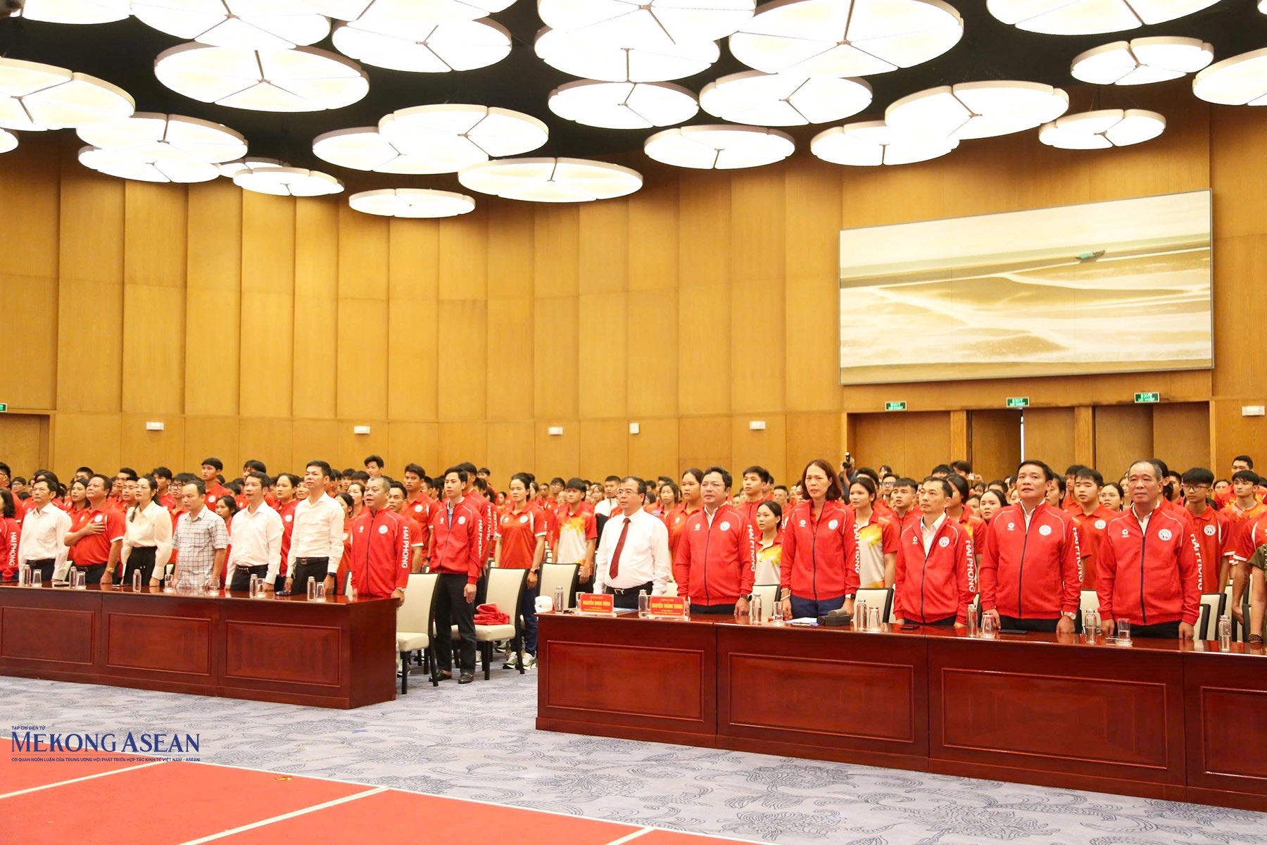 Các đại biểu và các huấn luyện viên, vận động viên tham dự lễ xuất quân. Ảnh: Trần Thanh.