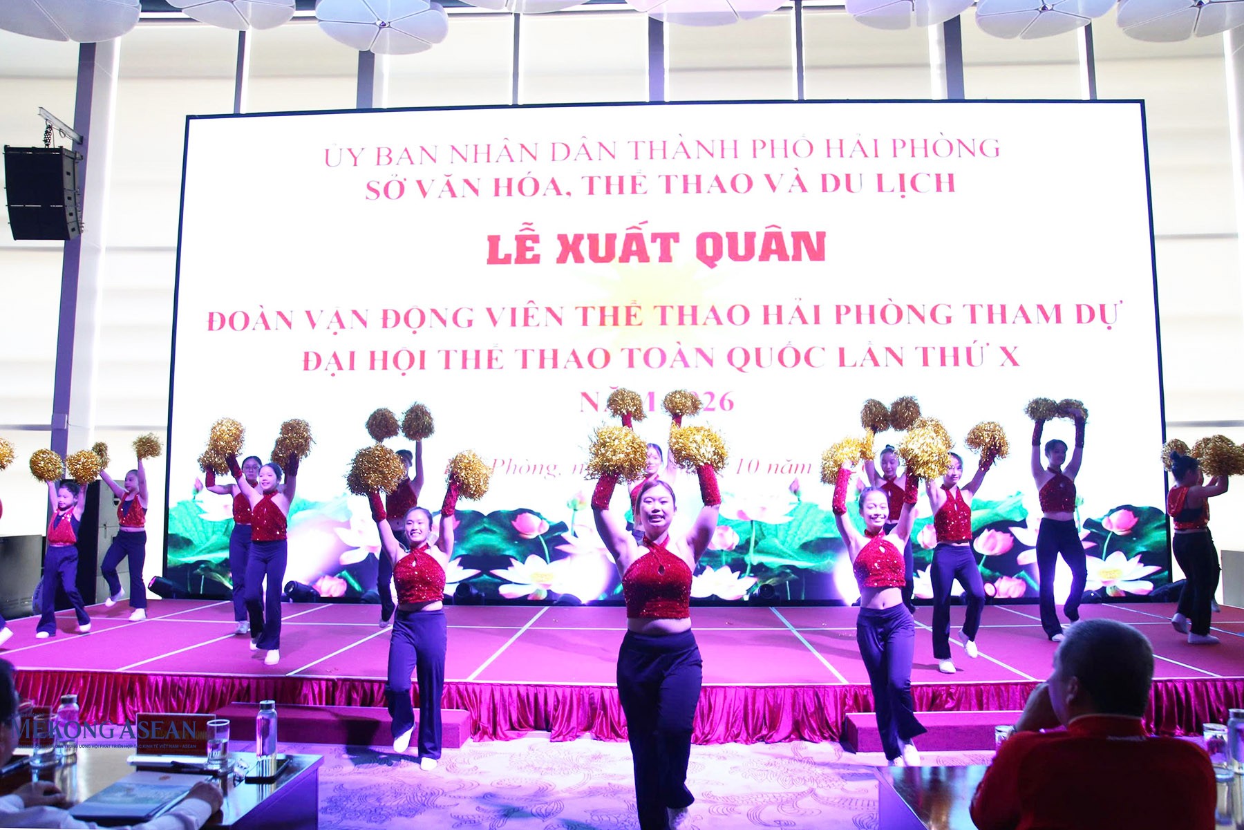Những tiết mục tại chương trình nghệ thuật biểu diễn sôi nổi, đặc sắc, mang đến không khí hào hứng, phấn khởi. Ảnh: Trần Thanh.