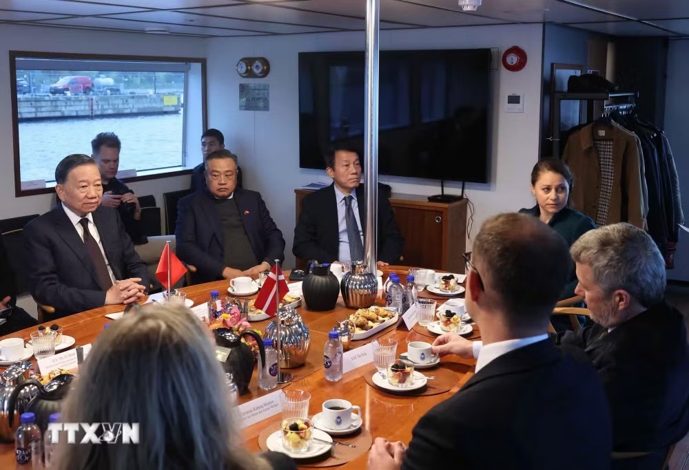 Tổng Bí thư, Chủ tịch nước Tô Lâm và Nhà vua Đan Mạch Frederik X cùng đại biểu hai nước trên tàu ra thăm đảo nhân tạo Lynetteholm. Ảnh: TTXVN.