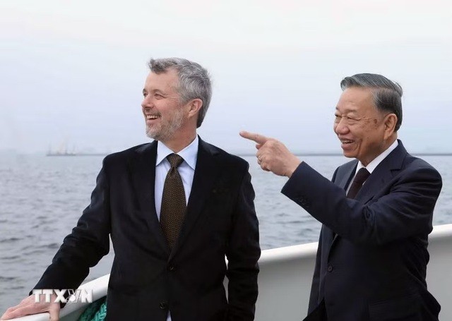 Tổng Bí thư, Chủ tịch nước Tô Lâm và Nhà vua Đan Mạch Frederik X trên tàu ra thăm đảo nhân tạo Lynetteholm. Ảnh: TTXVN.