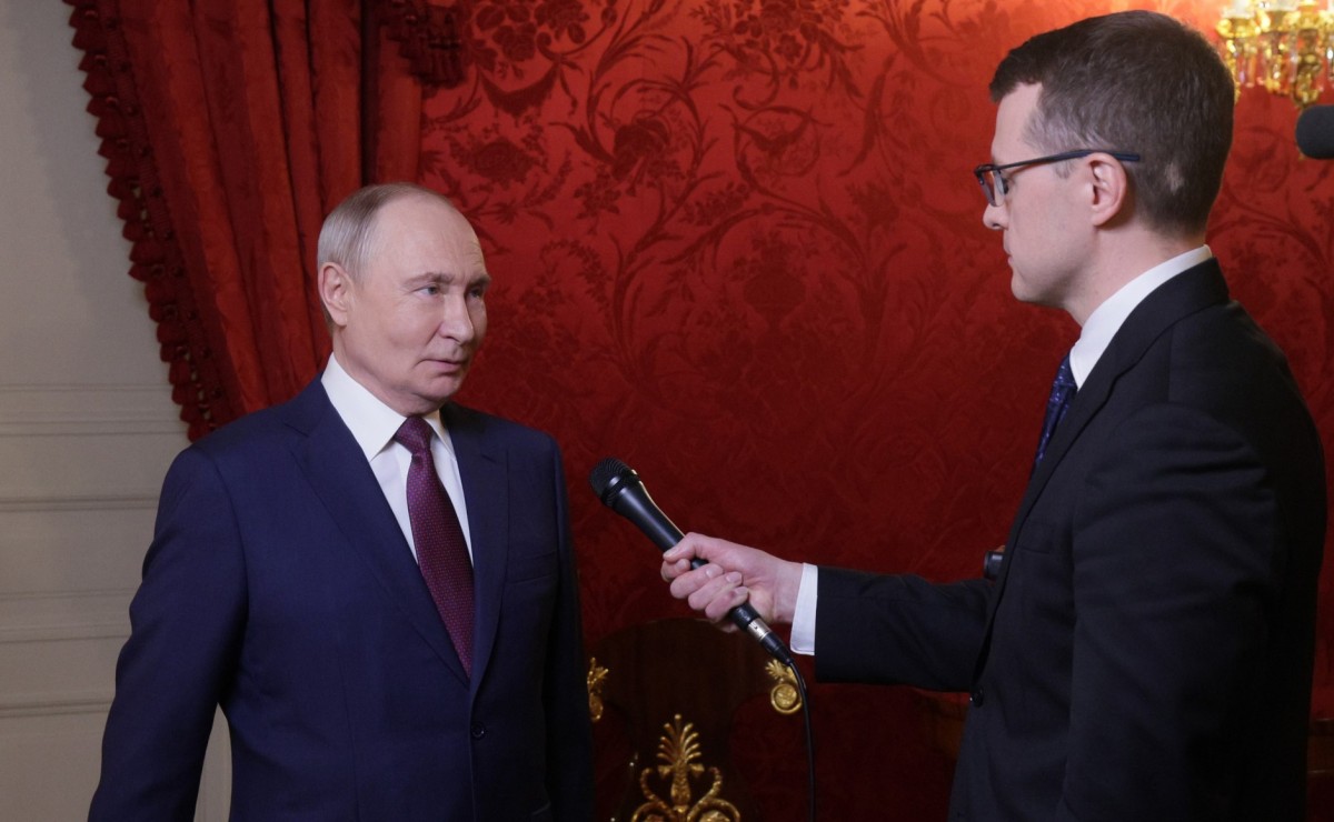 Tổng thống Nga Vladimir Putin trong cuộc phỏng vấn với phóng viên Pavel Zarubin. Ảnh: Điện Kremlin
