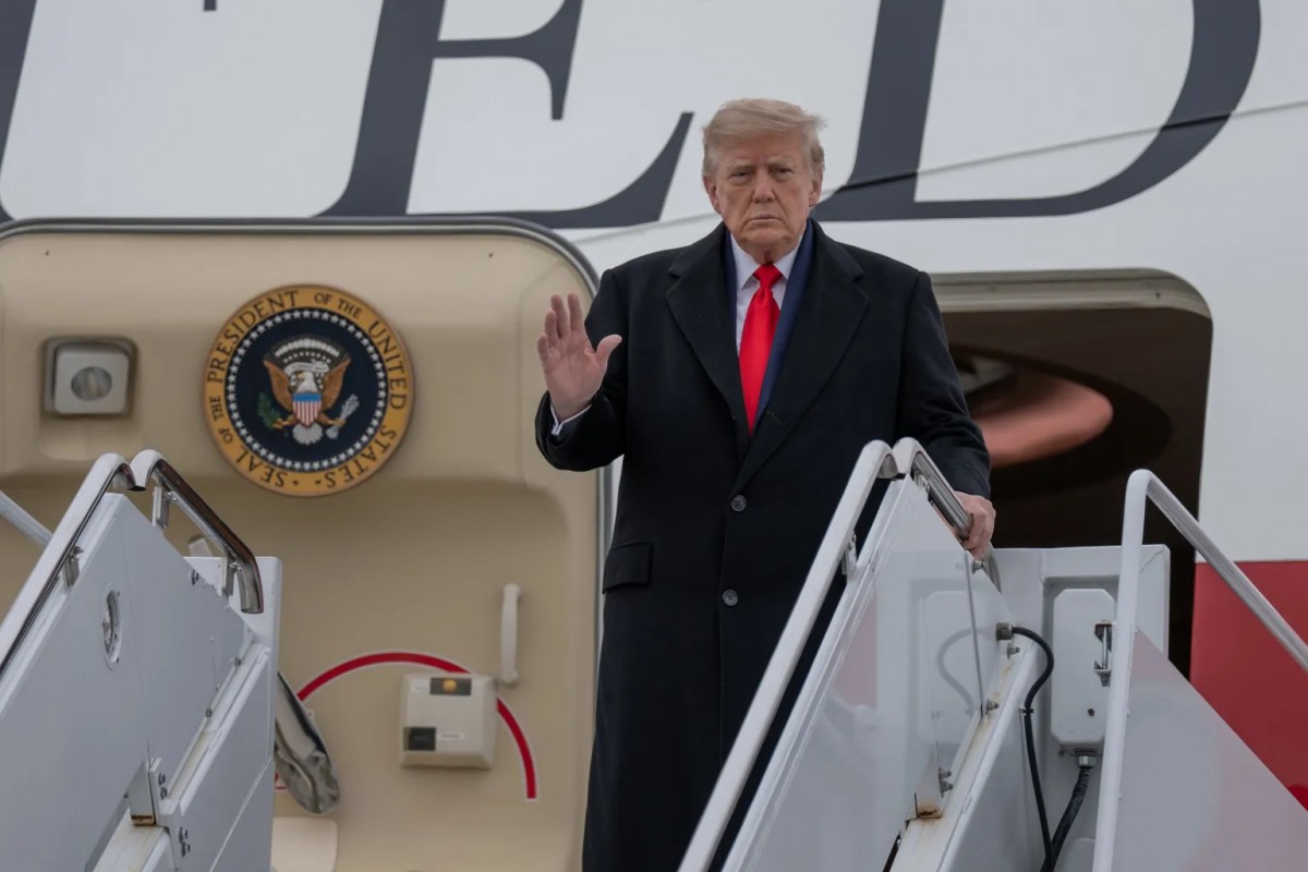 Tổng thống Mỹ Donald Trump lên chuyên cơ Không Lực Một. Ảnh: Nhà Trắng