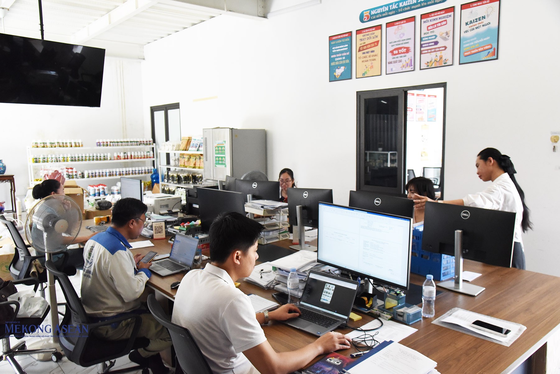 Bà Đỗ Thị Thúy Hà, Chủ tịch HĐQT, Giám đốc Hợp tác xã Đầu tư Phát triển Sông Giá trao đổi công việc với các cán bộ của đơn vị. Ảnh: Phùng Nguyện.