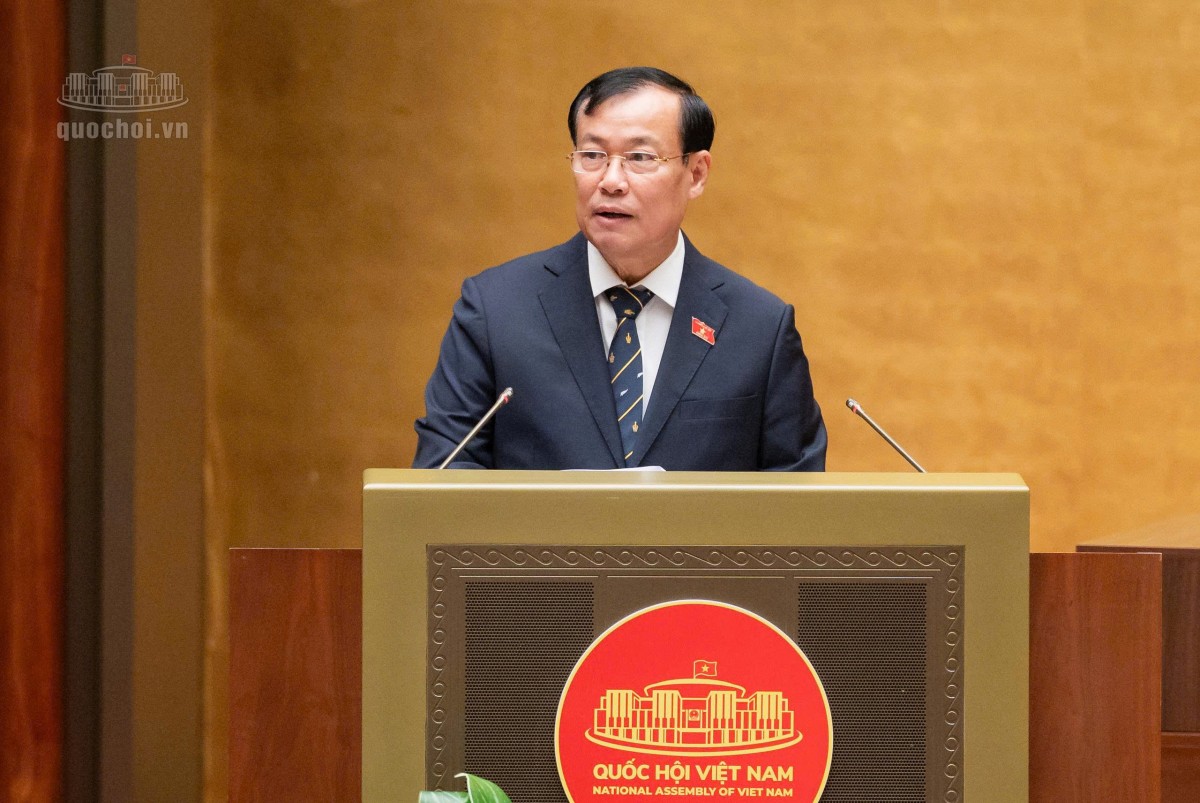 Chủ nhiệm Ủy ban Quốc phòng, An ninh và Đối ngoại, Thượng tướng Lê Tấn Tới trình bày Báo cáo thẩm tra về dự án Luật Định danh và xác thực điện tử. Ảnh: Media Quốc hội..