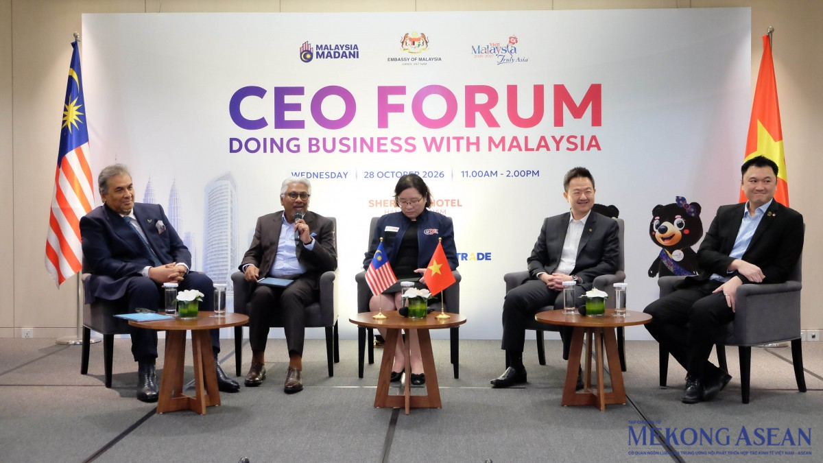 Từ trái sang phải: Chủ tịch Câu lạc bộ Malaysia tại Hà Nội Dato' Ainuddin Noordin; Trưởng đại diện Tập đoàn Dầu khí Quốc gia Malaysia (PETRONAS) tại Việt Nam - Aimy Zairin Mohamed; Tổng Giám đốc NETCO Post Wong Yinn-Ein; Tổng Giám đốc Public Bank Việt Nam Raymond Wong Chen Onn và Tổng Giám đốc Gamuda Land Việt Nam James Lai. Ảnh: Tùng Dương/Mekong ASEAN