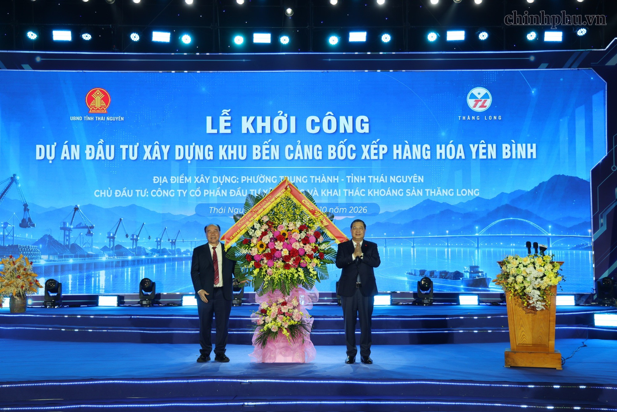 Phó Thủ tướng Thường trực Chính phủ Phạm Gia Túc tặng hoa chủ đầu tư Dự án - Ảnh: VGP.