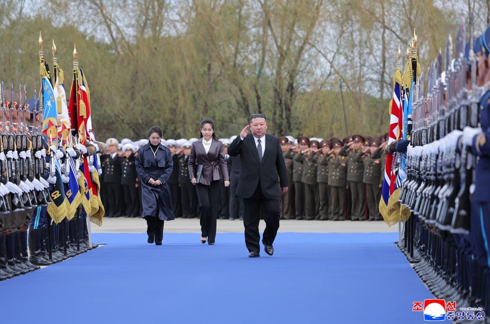 Từ trái sang phải: Phu nhân Ri Sol Ju, con gái Kim Ju Ae và nhà lãnh đạo Triều Tiên Kim Jong Un. Ảnh: KCNA
