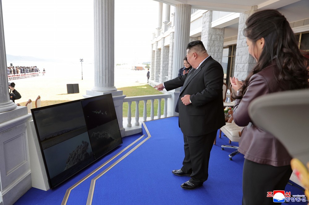 Nhà lãnh đạo Triều Tiên và gia đình theo dõi cuộc trình diễn hỏa lực. Ảnh: KCNA
