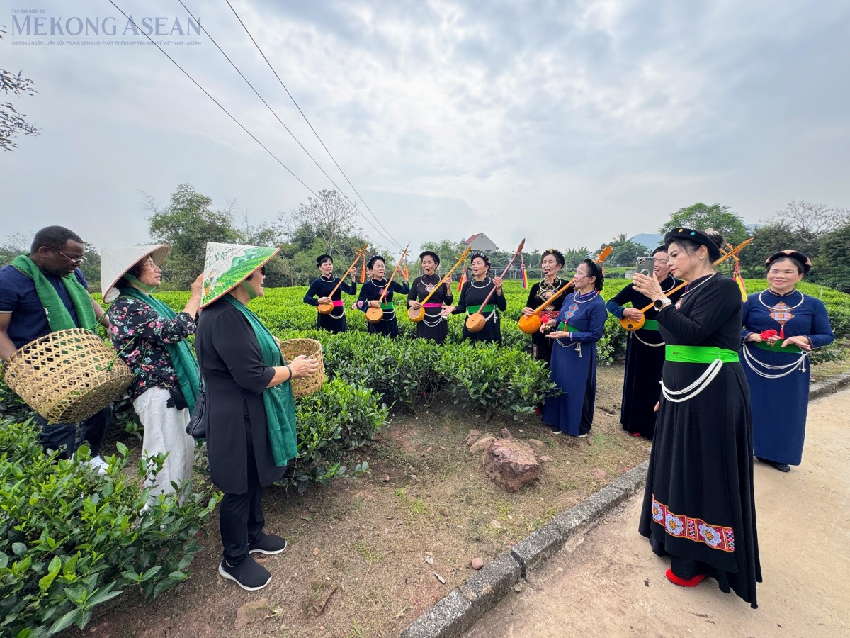 Chuyến tàu Di sản đưa văn hóa trà Thái Nguyên đến gần bạn bè quốc tế. Ảnh: Ngọc Linh
