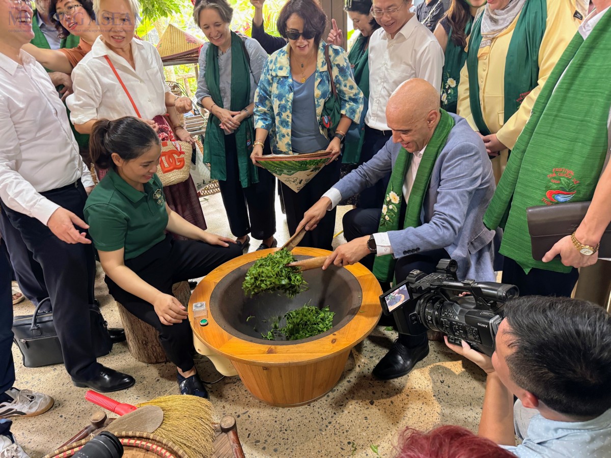 Chuyến tàu Di sản đưa văn hóa trà Thái Nguyên đến gần bạn bè quốc tế. Ảnh: Ngọc Linh