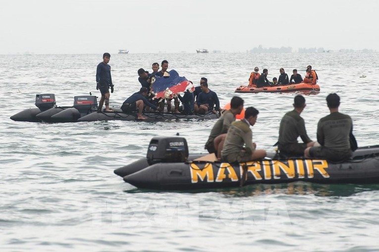 Lực lượng cứu hộ t&igrave;m kiếm chiếc m&aacute;y thuộc h&atilde;ng h&agrave;ng kh&ocirc;ng Sriwijaya Air gặp nạn tr&ecirc;n v&ugrave;ng biển ngo&agrave;i khơi Jakarta, Indonesia ng&agrave;y 10/1/2021. Ảnh: THX/TTXVN