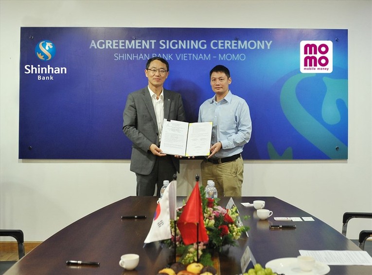 Gi&aacute;m đốc điều h&agrave;nh MoMo &ocirc;ng Nguyễn Mạnh Tường c&ugrave;ng Tổng gi&aacute;m đốc Shinhan Bank Việt Nam &ocirc;ng Shin Dong Min. Ảnh: Shinhan Bank