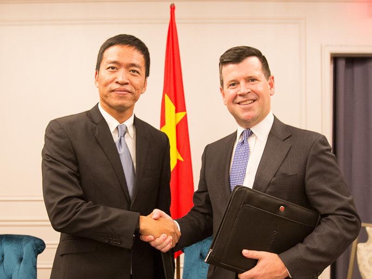 &Ocirc;ng L&ecirc; Hồng Minh - Chủ tịch VNG c&ugrave;ng &ocirc;ng Robert H. McCooey Jr - Ph&oacute; chủ tịch S&agrave;n giao dịch Chứng kho&aacute;n Nasdaq. Ảnh: VNG