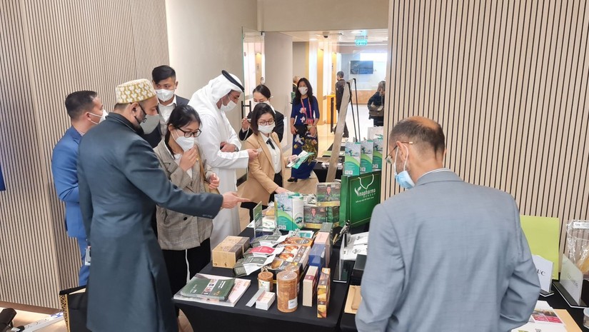 Giới thiệu sản phẩm của doanh nghiệp Việt Nam tới c&aacute;c nh&agrave; nhập khẩu triển vọng tại UAE - Ảnh: Bộ C&ocirc;ng thương