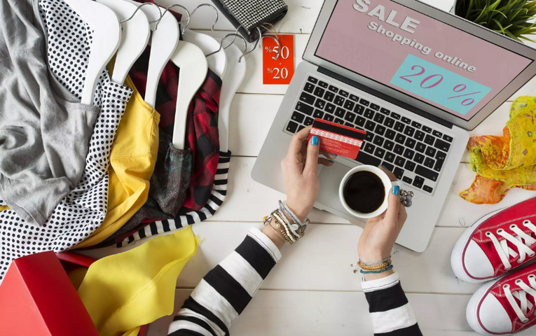 V&agrave;o năm 2025, tỷ lệ mua h&agrave;ng qua mạng x&atilde; hội cao nhất được dự đo&aacute;n l&agrave; quần &aacute;o (chiếm 18% tổng doanh thu), đồ điện tử ti&ecirc;u d&ugrave;ng (13%) v&agrave; đồ trang tr&iacute; nh&agrave; cửa (7%). Ảnh: Internet