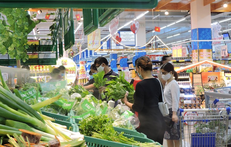 Ảnh minh họa: người d&acirc;n mua sắm tại si&ecirc;u thị.