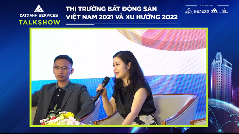 B&agrave; Phạm Minh Anh (phải), gi&aacute;m đốc dịch vụ cho vay T&agrave;i ch&iacute;nh c&aacute; nh&acirc;n ng&acirc;n h&agrave;ng TNHH MTV United Overseas Bank (Việt Nam)