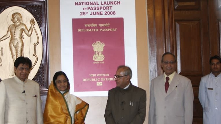 Ấn Độ lần đầu ti&ecirc;n khởi động dự &aacute;n th&iacute; điểm hộ chiếu điện tử của Ấn Độ v&agrave;o th&aacute;ng 6/2008. Ảnh: Industan Times/ Getty Images