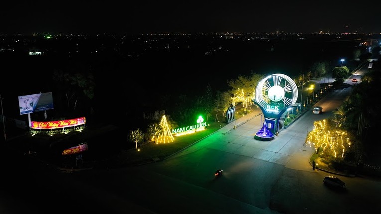 Khu c&ocirc;ng nghiệp Nam Cầu Kiền được trang ho&agrave;ng rực r&otilde; ngay từ cổng v&agrave;o