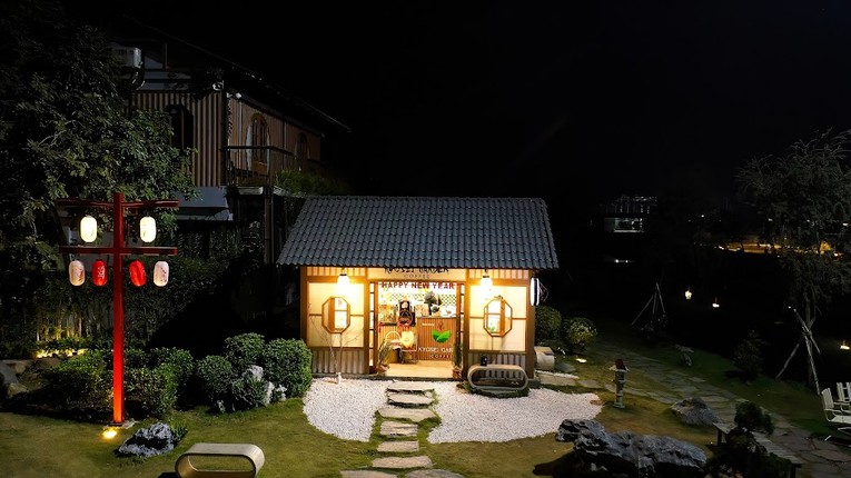 Một cửa h&agrave;ng phong c&aacute;ch Nhật trong khu vườn sinh th&aacute;i.