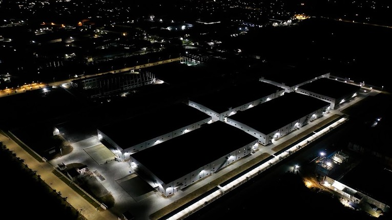 H&igrave;nh ảnh c&aacute;c nh&agrave; m&aacute;y tại KCN Nam Cầu Kiền.