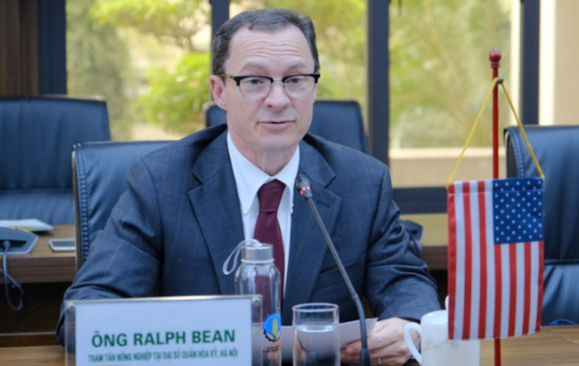&Ocirc;ng Ralph Bean, Tham t&aacute;n N&ocirc;ng nghiệp Đại sứ qu&aacute;n Hoa Kỳ.