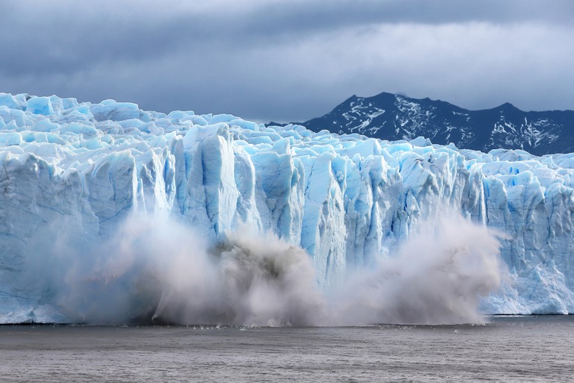 Một mảnh của s&ocirc;ng băng Perito Moreno, một phần của c&aacute;nh đồng băng ph&iacute;a nam Patagonia, bị vỡ ra tại C&ocirc;ng vi&ecirc;n quốc gia Los Glaciares, tỉnh Santa Cruz, Argentina ng&agrave;y 5/4/2019. Ảnh: Getty Images