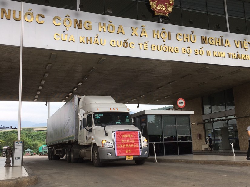 Xe container đ&ocirc;ng lạnh chở quả sầu ri&ecirc;ng xuất khẩu qua cửa khẩu. Ảnh: Ban Quản l&yacute; khu Kinh tế tỉnh L&agrave;o Cai