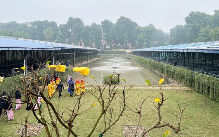 Nhiều nghi lễ truyền thống được tổ chức tại dấu t&iacute;ch hồ cổ mỗi dịp sang năm mới tại Khu di t&iacute;ch Ho&agrave;ng Th&agrave;nh Thăng Long. Ảnh: Trung t&acirc;m Bảo tồn Di sản Thăng Long - H&agrave; Nội.