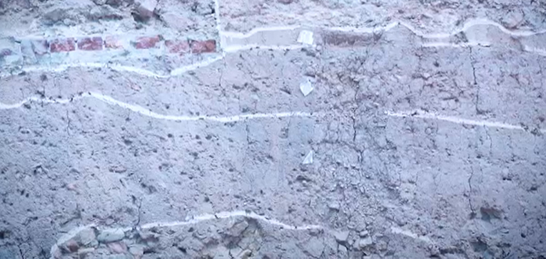 Dấu t&iacute;ch lớp đất của hồ cổ. Ảnh: Trung t&acirc;m Bảo tồn Di sản Thăng Long - H&agrave; Nội