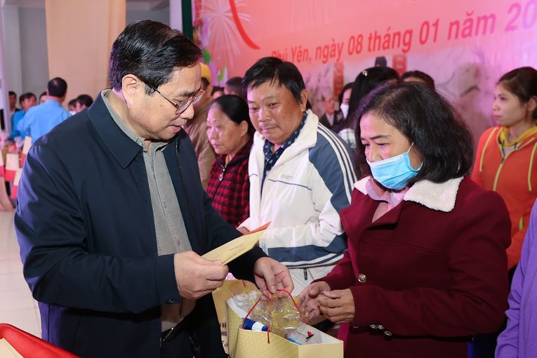 Thủ tướng tặng qu&agrave; Tết cho c&ocirc;ng nh&acirc;n, người lao động - Ảnh: VGP
