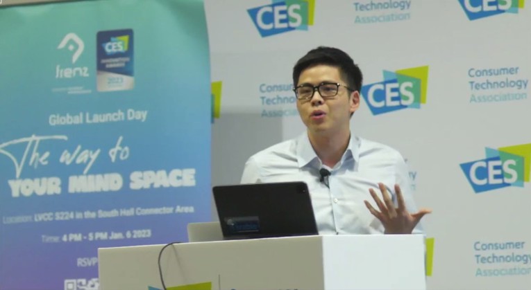 &Ocirc;ng T&acirc;m Vũ, Gi&aacute;o sư tại Đại học Colorado (Mỹ), người s&aacute;ng lập ki&ecirc;m Gi&aacute;m đốc điều h&agrave;nh Earable&reg; Neuroscience thuyết tr&igrave;nh giới thiệu về FRENZ tại CES s&aacute;ng ng&agrave;y 7/1/2023.