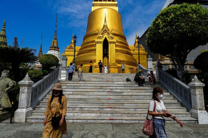 Th&aacute;i Lan sẽ y&ecirc;u cầu du kh&aacute;ch xuất tr&igrave;nh chứng nhận đ&atilde; ti&ecirc;m ph&ograve;ng đầy đủ c&aacute;c mũi vaccine Covid-19. Ảnh: Reuters