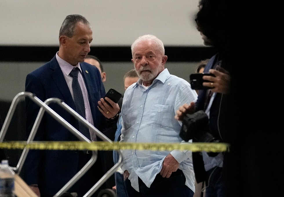 Tổng thống Brazil Luiz Inacio Lula da Silva đến thăm Cung điện Planalto (dinh Tổng thống) ở Brasilia sau vụ bạo loạn. Ảnh: AP