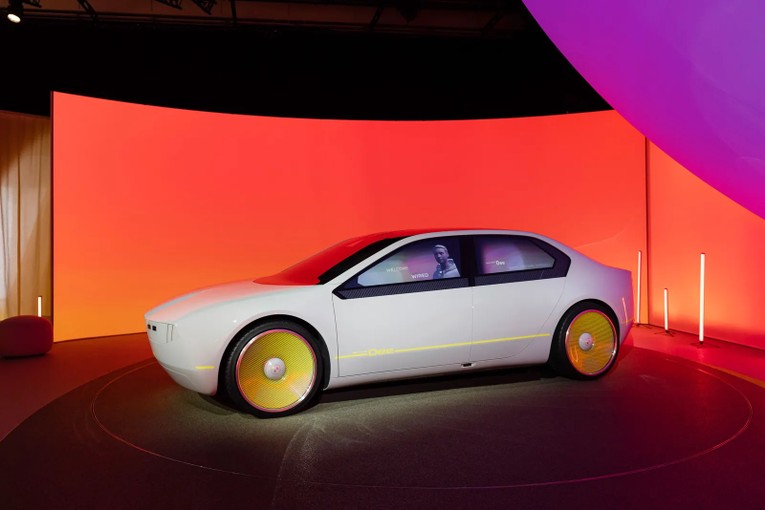 Mẫu xe đổi m&agrave;u được BMW giới thiệu năm 2023 sẽ thay đổi được giữa 32 m&agrave;u sắc kh&aacute;c nhau thay v&igrave; 3 m&agrave;u như mẫu được giới thiệu năm 2022. Ảnh: BMW